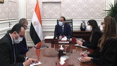 رئيس الوزراء يستعرض مع 