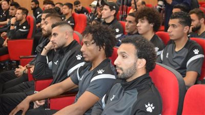 محافظ بورسعيد يلتقي بلاعبي النادي المصري لحل أزمة الفريق الأخيرة