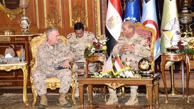 وزير الدفاع يلتقى قائد القيادة المركزية الأمريكية لبحث التعاون العسكري
