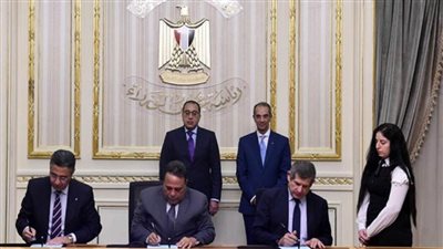رئيس الوزراء يشهد توقيع بروتوكول لإتاحة تسجيل بيانات عملاء التأمين بمكاتب البريد (صور)