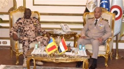 وزير الدفاع يلتقى نظيره بدولة تشاد لبحث سبل التعاون المشترك