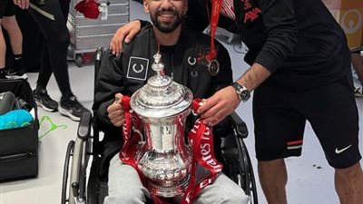 مؤمن زكريا يحتفل بكأس الاتحاد الإنجليزي مع لاعبي ليفربول | فيديو