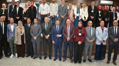 د. خالد عبد الغفار يستعرض تقريرًا عن نتائج المؤتمر الطلابي 