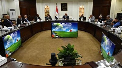 وزير الإسكان يتابع مع مسئولي شركة المقاولون العرب موقف تنفيذ المشروعات في مختلف القطاعات (صور)