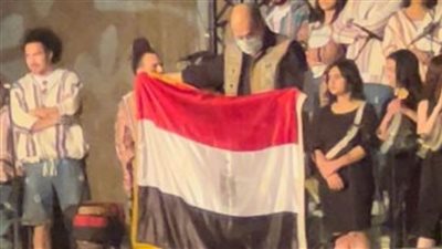 رئيس مهرجان الطبول يرفع العلم بحفل الافتتاح والجمهور يردد 