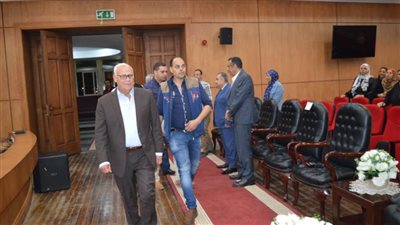 محافظ بورسعيد يلتقي العاملين بديوان عام حي الضواحي