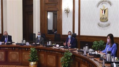 رئيس الوزراء يتابع خطط التوسع في إقامة مشروعات تحلية مياه البحر (صور)