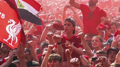 علم مصر يُزين استعدادت جماهير ليفربول أمام ملعب نهائي أوروبا