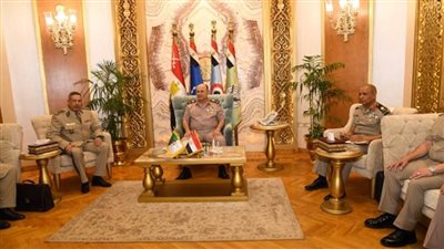 الفريق أسامة عسكر يلتقي رئيس الوفد العسكري الجزائري خلال زيارته لمصر (صور)