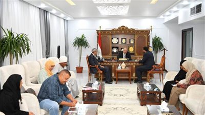 محافظ قنا يستقبل 71 مواطن بمكتبه لبحث شكواهم