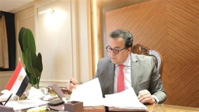 د. خالد عبد الغفار يستعرض تقريرًا عن سير أعمال إنشاءات وتجهيزات جامعة جنوب الوادي الأهلية