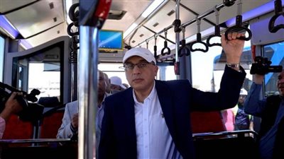 رئيس الوزراء يتفقد محطات شحن الأتوبيسات بالكهرباء في شرم الشيخ (صور)