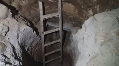 مقبرة صخرية.. ضبط شخصين يحفران أسفل منزلهما بالأقصر