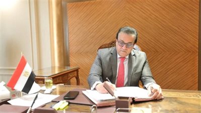 د. خالد عبد الغفار يستعرض تقريرًا عن أعمال إنشاءات وتجهيزات جامعة أسيوط الأهلية