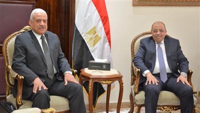 وزير التنمية المحلية يتابع مع محافظ السويس مشروعات الخطة الاستثمارية و منظومة المخلفات وجهود السيطرة على الأسعار