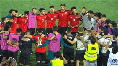 الشوط الأول.. مصر وغينيا «لا لون.. لاطعم.. لا كرة قدم»