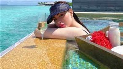 روان بن حسين تلفت الأنظار على شاطئ البحر