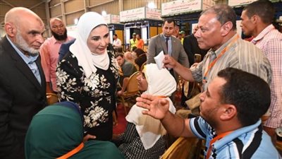 وزيرة التضامن ومحافظ الجيزة يسلمان عددًا من المشاريع لذوي الهمم بـ 9 محافظات (صور)