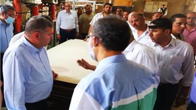 وزير قطاع الأعمال العام يتفقد مصانع شركة طنطا للكتان والزيوت