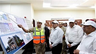 رئيس الوزراء يتفقد مشروعي مجمع الخدمات الحكومية ومجمع الخدمات الزراعية بقرية 