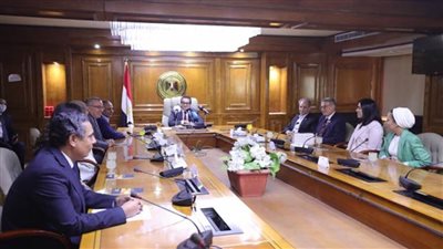 د. خالد عبد الغفار يكرم طالبات الجامعة الأمريكية بالقاهرة لتطويرهن خرسانة ذاتية الإنارة تضيء الطرق ليلا (صور)