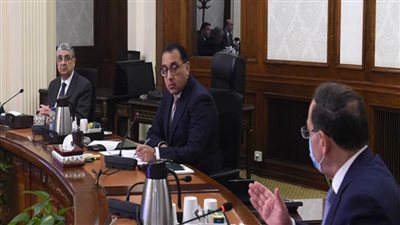 رئيس الوزراء يتابع الخطط الاستراتيجية لاستخراج خام الفوسفات وتعظيم الإنتاج منه (صور)