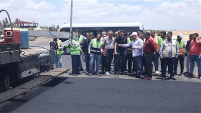 وزير النقل يوجه بالانتهاء من توسعة طريق وادي النطرون - العلمين (صور)