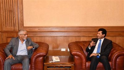 وزير الرياضة يلتقي السباحين المشاركين في محاولة عبور المانش بين إنجلترا وفرنسا (صور)