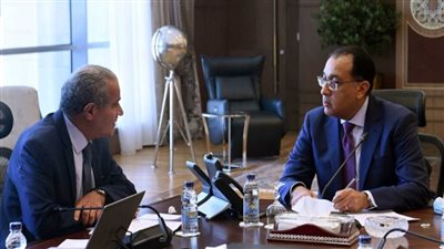 رئيس الوزراء يتابع مع وزير التموين المخزون الاستراتيجي للسلع الأساسية (صور)