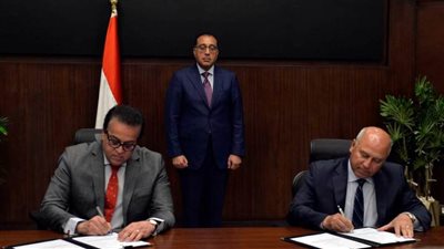 رئيس الوزراء يشهد مراسم توقيع بروتوكول تعاون لتطوير ورفع كفاءة العنصر البشري بمجال النقل وإنشاء كلية خاصة بالنقل