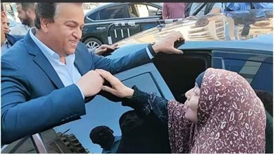 عاجل.. فى لفتة إنسانية.. د. خالد عبد الغفار يحقق حلم سيدة مسنة طلبت منه سكنا خلال زيارته لطنطا