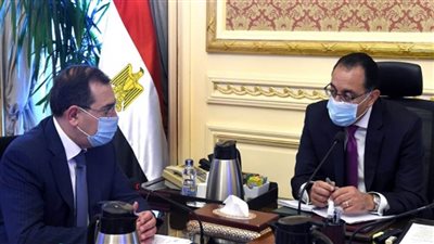 رئيس الوزراء يتابع مع وزير البترول جهود تنفيذ تكليفات الرئيس السيسي في عدد من ملفات العمل (صور)