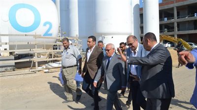 محافظ بورسعيد يتابع سير العمل  في إنشاء مصنع الغازات