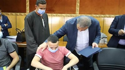 صرف 1.3 مليون جنيه مستحقات تعويض 12 وثيقة تأمين لأسر العمالة غير المنتظمة (صور)