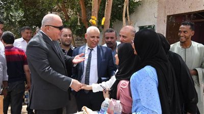 محافظ قنا يزور فتاة دار الرحمة الإسلامية بمنزل الزوجية   