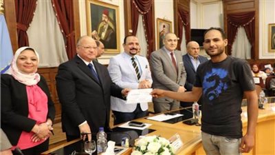 محافظ القاهرة يكرّم المدرسين والدارسين في برنامج محو الأمية بالقاهرة 