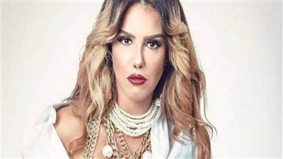 دنيا عبد العزيز تُبرز أنوثتها في البحر | صور