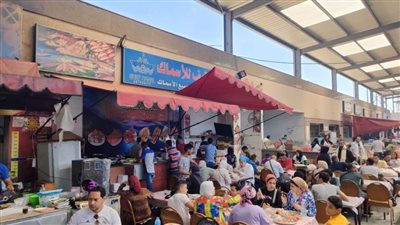 في مشهد يتكرر أسبوعيا سوق الاسماك يستقبل المئات من أبناء بورسعيد والمحافظات الأخري