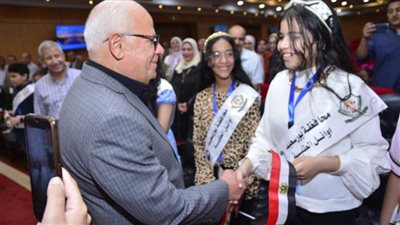 محافظ بورسعيد يكرم الطلاب الحاصلين علي المركز الأول علي مستوي الجمهورية في مسابقة اوائل الطلبة(صور)