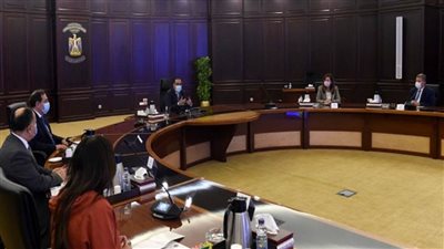 رئيس الوزراء يتابع برنامج الطروحات الحكومية في البورصة (صور)