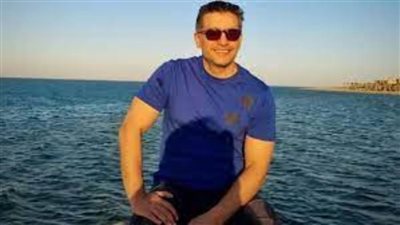 هانى سلامة يستمتع بإجازته على مركب في البحر