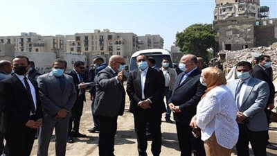 رئيس الوزراء يتفقد سير العمل بمشروع تطوير منطقة سور مجرى العيون (صور)