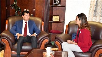 أشرف صبحي يلتقي المبعوث الرسمي للشباب لـ قمة المناخ 