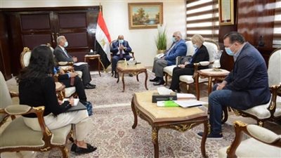 وزير التنمية المحلية يتابع مع وفد برنامج الأغذية العالمي بالقاهرة ملفات التعاون المشترك (صور)