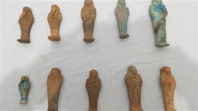 ضبط 38 تمثالا يشتبه في أثريتها وقطعة ذهبية بحوزة عاطل بالفيوم 