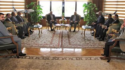 وزير الطيران يستقبل وفدا من تنسيقية شباب الأحزاب والسياسيين