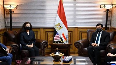 وزير الرياضة والقائم بأعمال السفارة الأمريكية يلتقون عددا من المشاركين في 