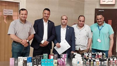 ضبط سجائر وشيش إلكترونية مهربة مع راكب في مطار أسيوط