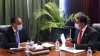 رئيس الوزراء يلتقي الرئيس التنفيذي للهيئة العامة للاستثمار والمناطق الحرة لمتابعة عدد من المشروعات (صور)