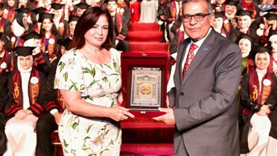 بالصور.. إلهام شاهين تشيد بدور قاهرة المستحيل سعاد كفافى رائدة التعليم الخاص أثناء تكريمها بحفل تخرج كلية 